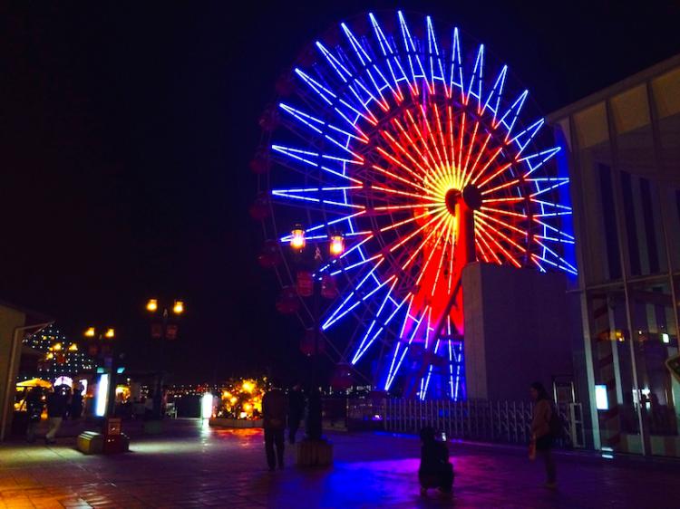 Let's see night view of Kobe port from 