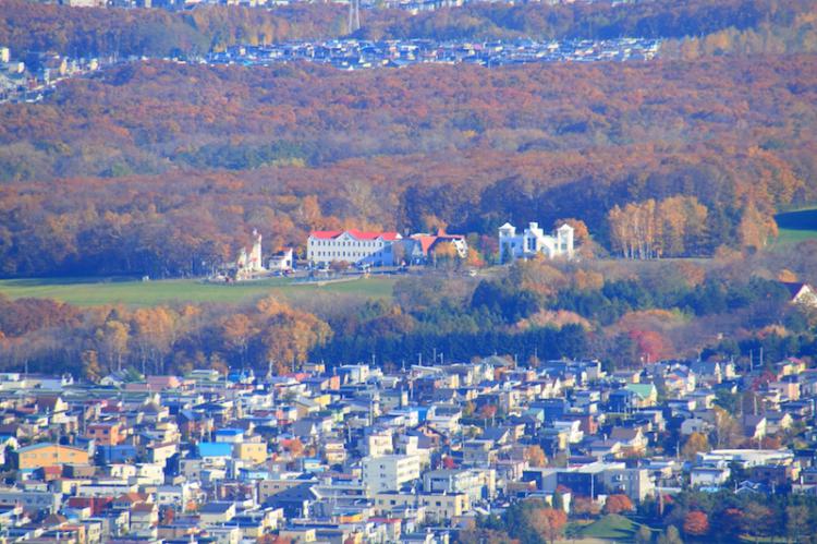 Hitsujiaoka observation hill from Mt.Moiwa in autumn